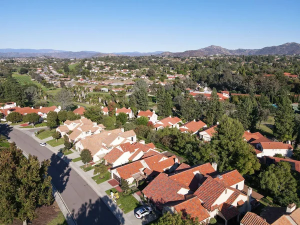 Letecký pohled na čtvrť střední třídy v Rancho Bernardo během podzimní sezóny — Stock fotografie