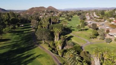 Sonbahar sezonu boyunca lüks yerleşim bölgelerinde golfün havadan görünüşü