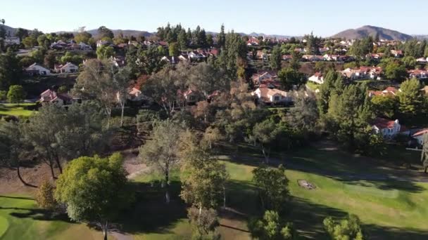 Vista aérea do golfe no bairro residencial de luxo durante a temporada de outono — Vídeo de Stock