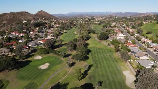 Vista aérea do golfe no bairro residencial de luxo durante a temporada de outono — Vídeo de Stock