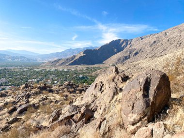 Palms Springs Dağın tepesinden görünüyor