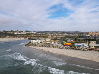 Del Mar kıyı şeridi ve plajının havadan görünüşü, San Diego County, California, ABD.