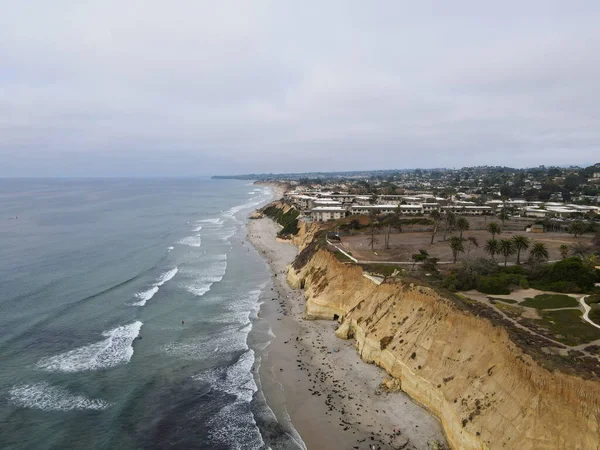 Luchtfoto van Del Mar North Beach, Californië kust kliffen en huis met Stille Oceaan — Stockfoto
