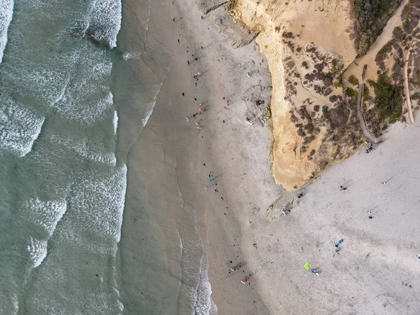 Вид сверху с высоты птичьего полета на пляж Дель Мар Норт Бич, прибрежные скалы Калифорнии с Тихим океаном — стоковое фото