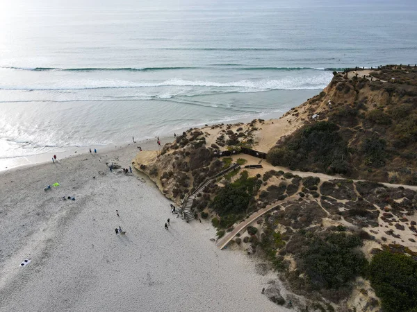 Vista aerea di Del Mar North Beach, scogliere costiere della California e casa con oceano Pacifico — Foto Stock