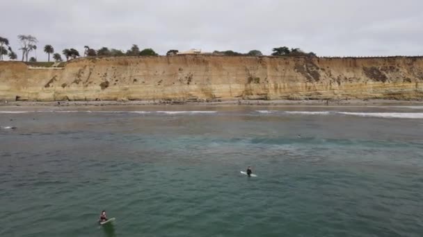 Αεροφωτογραφία του Del Mar North Beach, Καλιφόρνια παράκτια βράχια και το σπίτι με Ειρηνικό Ωκεανό — Αρχείο Βίντεο