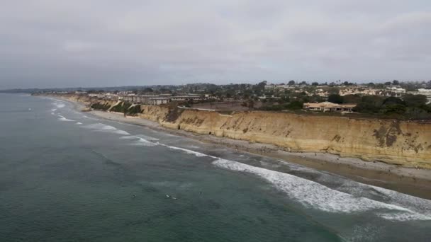Вид с воздуха на пляж Дель Мар Норт Бич, Калифорнийские прибрежные скалы и Дом с Тихим океаном — стоковое видео