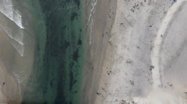 Del Mar kıyı şeridi ve sahil kenarındaki küçük yolun havadan görünüşü, San Diego County, California