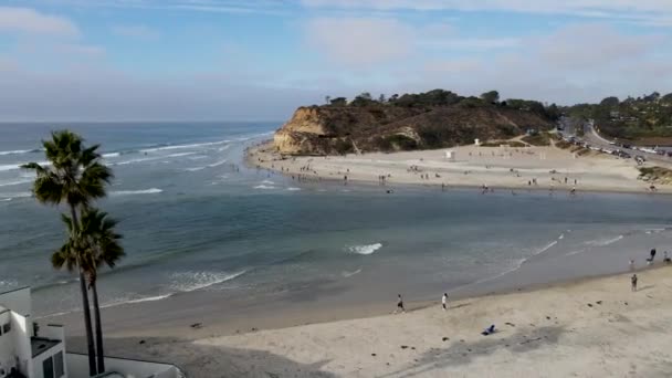 美国加利福尼亚州圣地亚哥县德尔马海岸线和海滩的空中景观. — 图库视频影像