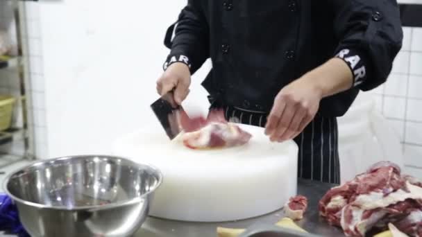 店内のシェフによる豚肉の切り身, — ストック動画