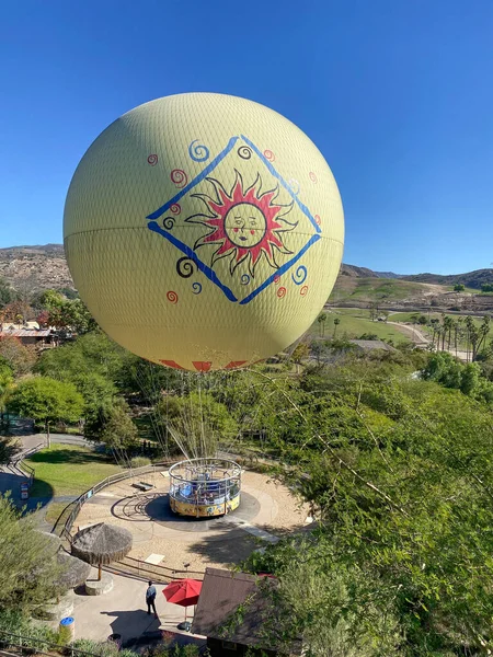 Hot Air Balloon έλξη μέσα San Diego σαφάρι πάρκο ζωολογικό κήπο στο Σαν Ντιέγκο — Φωτογραφία Αρχείου