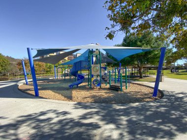 Halk parkındaki çocuk parkı aktiviteleri