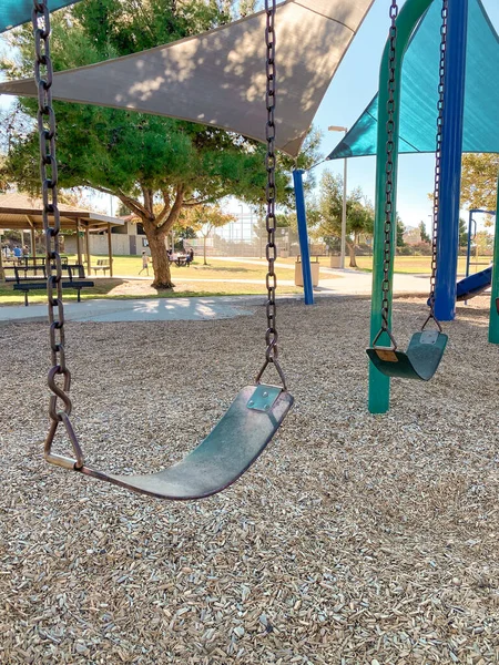 Balancez-vous sur les activités de l'aire de jeux pour enfants dans le parc public — Photo