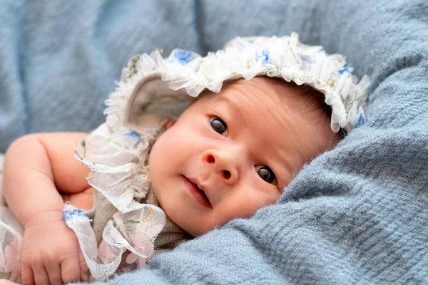 ライトブルーのふわふわブランケットで新生児の閉鎖 — ストック写真