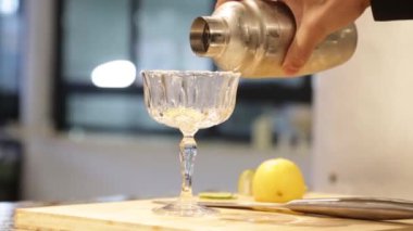 Barmen barda bardağa kokteyl dolduruyor. 
