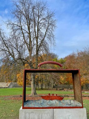 Belçika 'nın Villers-La-Ville Manastırı' ndaki sanatçı Jean-Michel Folon 'dan heykel