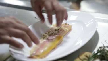  Restoran mutfağında balık kesme ve hazırlama