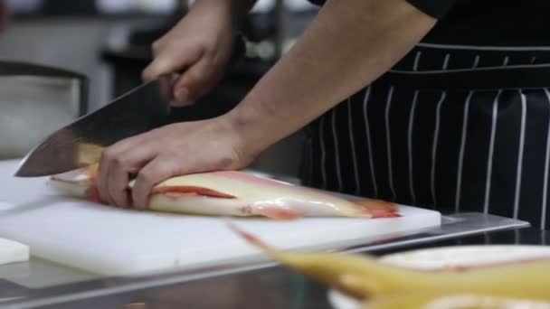 Corte y preparación de pescado en la cocina del restaurante — Vídeos de Stock