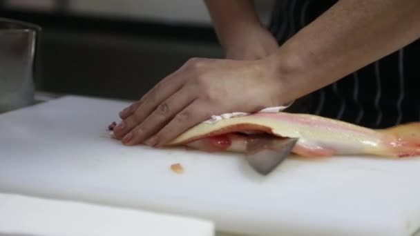 Schneiden und Zubereiten von Fisch in der Restaurantküche — Stockvideo