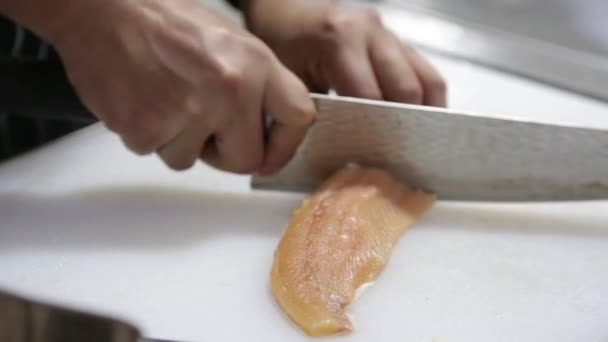 Corte y preparación de pescado en la cocina del restaurante — Vídeos de Stock