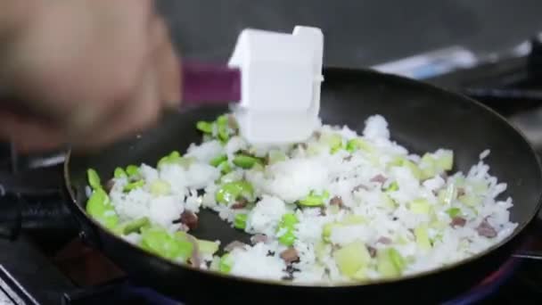 Cocinero cocinando arroz frito con verduras en sartén — Vídeos de Stock