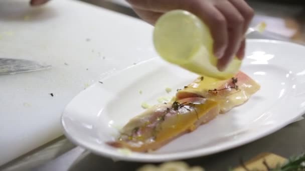 食肆厨房内鱼肉的切碎及配制 — 图库视频影像