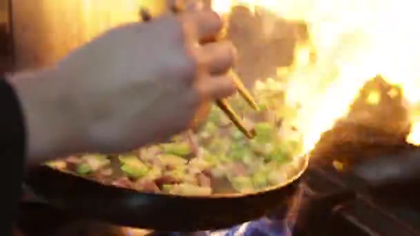 Séf főzés sült rizs zöldségekkel serpenyőben — Stock videók