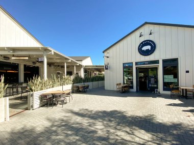 COVID-19 salgını sırasında alışveriş merkezinde açık hava kurulumu.