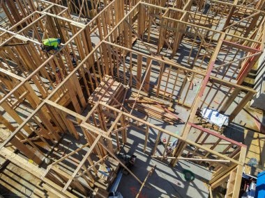 Marangozlar tarafından çerçevelenen yeni bir binanın havadan görünüşü. 