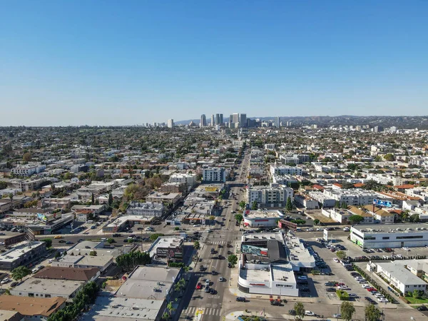 Vue aérienne au-dessus du quartier Mid-City dans le centre de Los Angeles — Photo