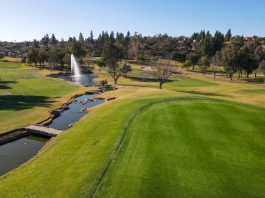 Yeşil vadide golf havadan görünüyor.