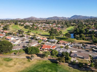 Yeşil vadide golf havadan görünüyor.