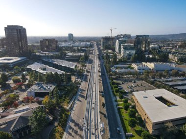 California Üniversitesi, San Diego 'daki Mid-Coast Trolley köprüsünün hava görüntüsü