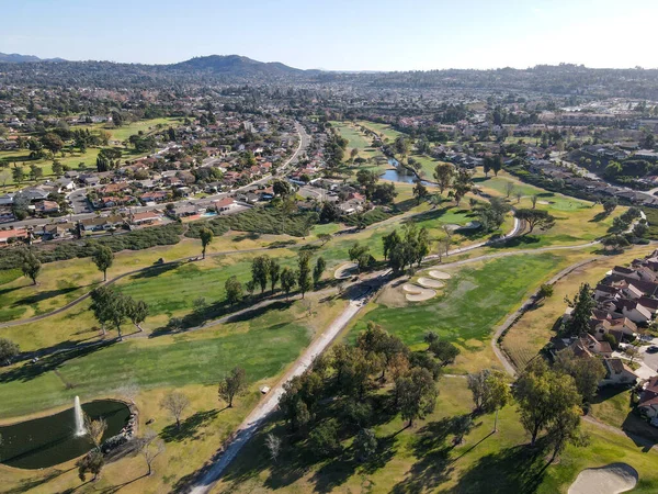 Letecký pohled na golf v zeleném údolí — Stock fotografie