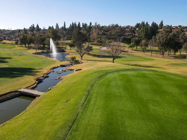 Luftaufnahme vom Golf im grünen Tal — Stockfoto