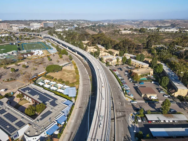 加利福尼亚大学圣地亚哥分校中海岸特罗利桥的空中景观 — 图库照片