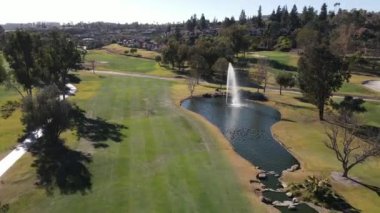 Yeşil vadide golf havadan görünüyor.