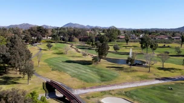 Vue aérienne du golf dans la vallée verte — Video