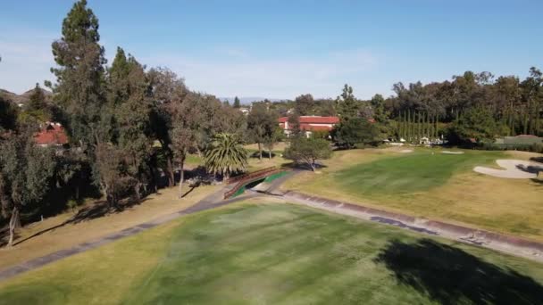 Vista aérea del golf en el valle verde en Estados Unidos — Vídeos de Stock