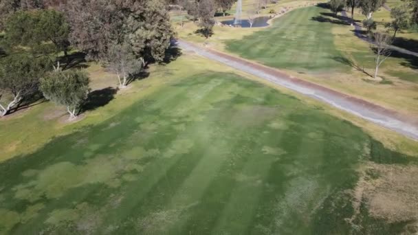 Vue aérienne du golf dans la vallée verte aux États-Unis — Video