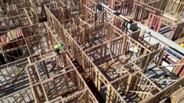 Marangozlar tarafından çerçevelenen yeni bir binanın havadan görünüşü. 