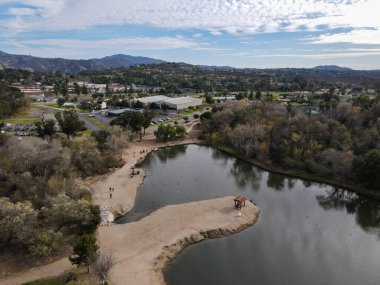 Kit Carson Parkı 'ndaki göl manzarası, Escondido belediye parkı.