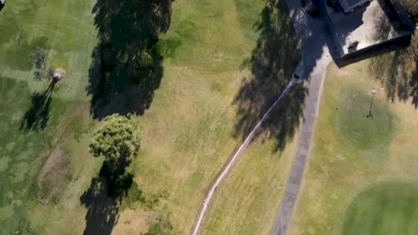 Αεροφωτογραφία του γκολφ στο πράσινο κοιλάδα — Αρχείο Βίντεο