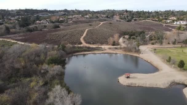 Luchtfoto van het meer bij Kit Carson Park, gemeentelijk park in Escondido — Stockvideo