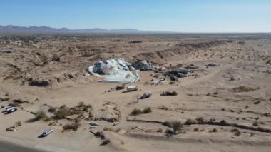 Kurtuluş Dağı 'nın havadan görünüşü, Tanrı aşktır. Niland, Kaliforniya 