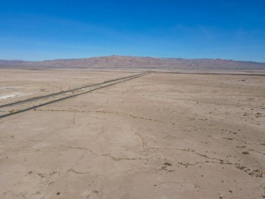 Kargo lokomotif demiryolu altyapısı Arizona çölde vahşi crossing.
