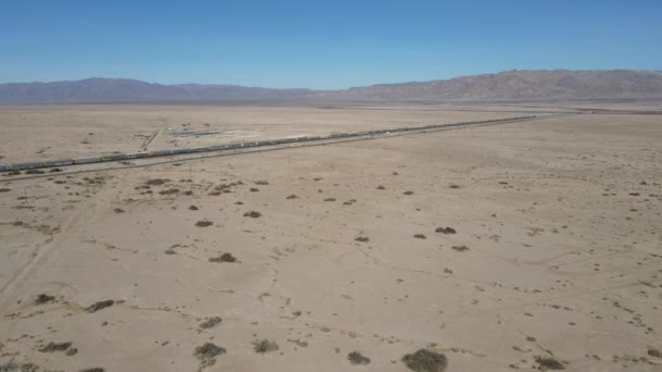 Cargo locomotiva motore ferroviario che attraversa deserto Arizona deserto . — Video Stock