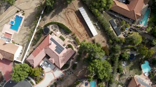 Vista aérea de grandes villas con piscina en The East Canyon Área de Escondido, California — Vídeos de Stock
