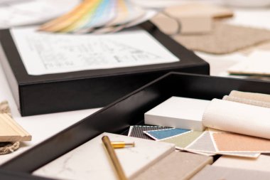 İç mimarlar çalışma masası, evin mimari planı, renk paleti..