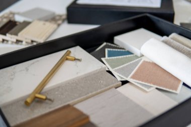 İç mimarlar çalışma masası, evin mimari planı, renk paleti..